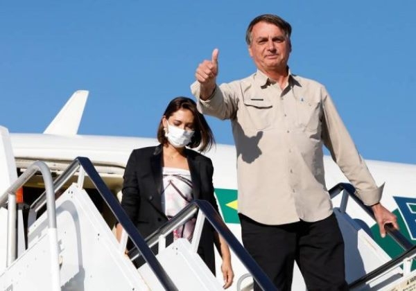 Gastos de Bolsonaro com comida, em avião presidencial, chegam a R$ 2,6 milhões