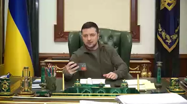 Presidente da Ucrânia diz não ter medo da Rússia e grava vídeo para provar que segue em Kiev