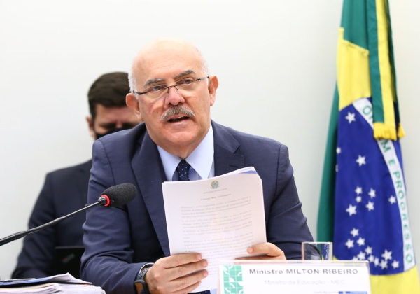 Arma do ex-ministro da Educação Mílton Ribeiro dispara em aeroporto