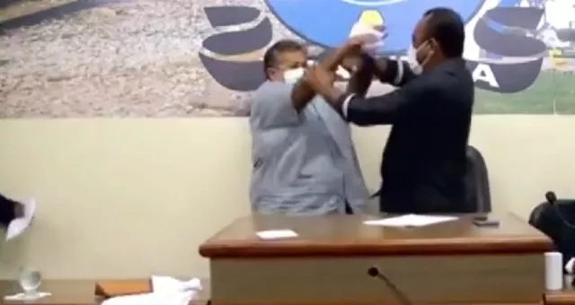 Vereador agride presidente de Câmara durante sessão parlamentar, na Bahia