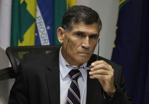 Ex-ministro General Santos Cruz é internado após princípio de infarto
