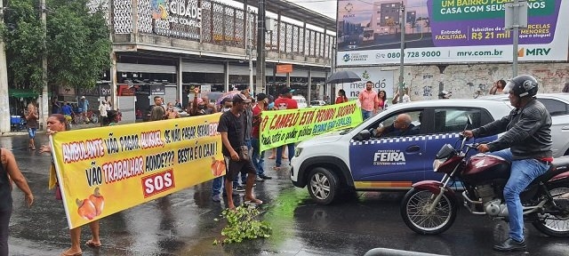 Permissionários do Shopping Popular de FSA bloqueiam trânsito em protesto pela falta de movimento