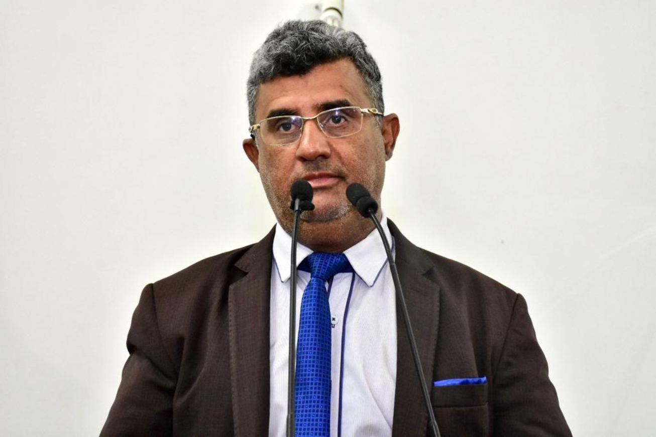 Plano de governo do candidato ao governo do Estado pelo PT não inclui construção do aeroporto de Feira nem do Centro de Convenções, diz vereador