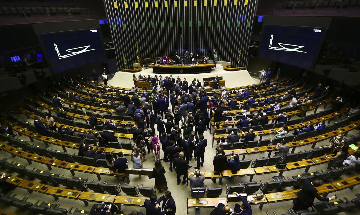 Comissão da Câmara aprova PEC que concede benefícios sociais em ano eleitoral; texto vai ao plenário