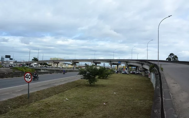 Pista do Complexo Viário Miraldo Gomes, em FSA, é liberada, após estrutura ser danificada por caminhão-tanque