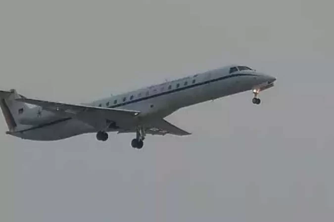 Avião de Bolsonaro arremete, ao chegar à capital mineira