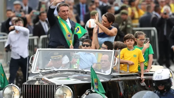 Bolsonaro cita golpe militar de 1964 e insinua ameaça: 