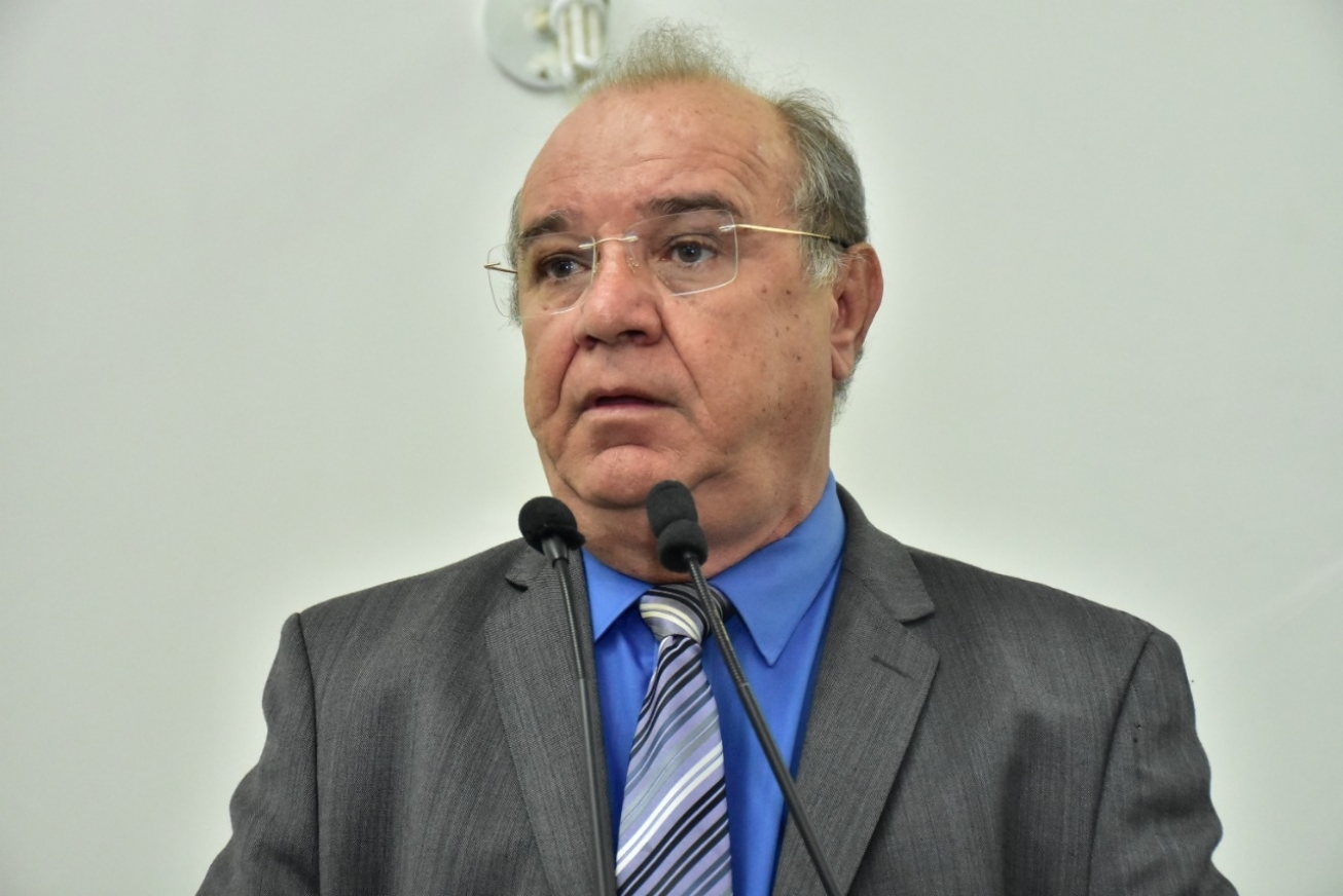 Embasa está antecipando em mais de um mês faturas de água para feirenses, denuncia vereador