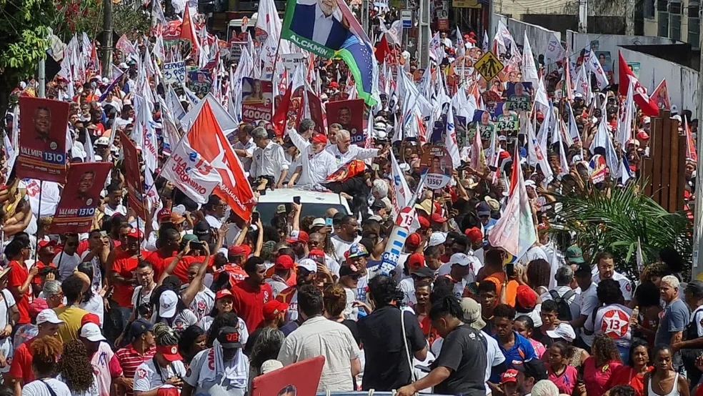Lula vai a Salvador e participa de caminhada com candidato do PT ao governo baiano
