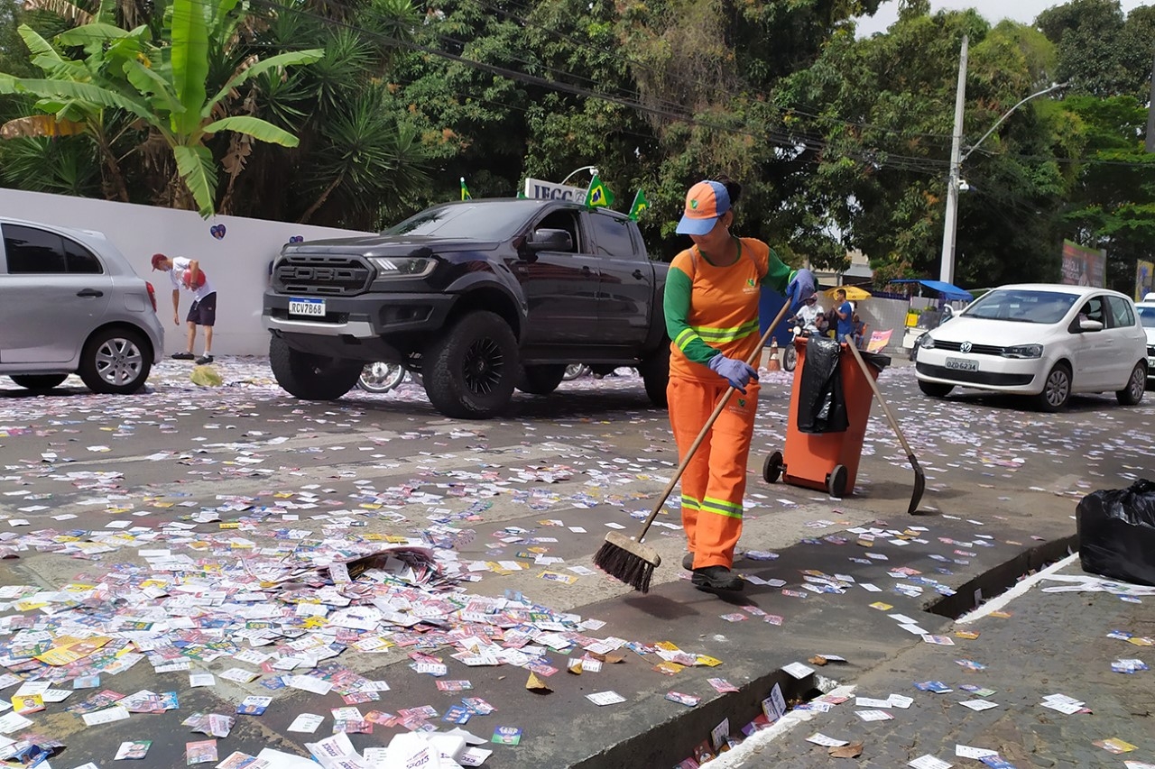 Operação de limpeza recolhe santinhos nas ruas de Feira, após eleição