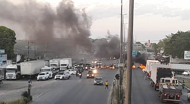 Protesto de bolsonaristas bloqueia BR-116 Norte em Feira de Santana