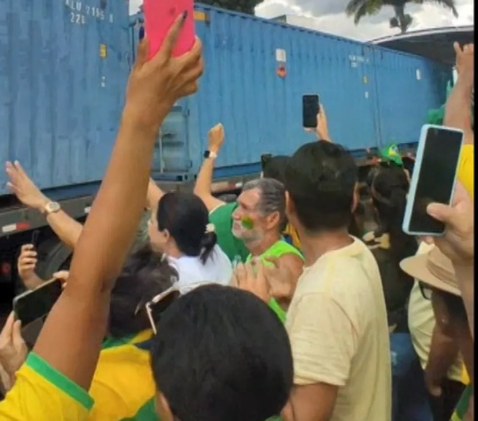 Em Feira de Santana, Bolsonaristas comemoram chegada de carga do exército achando ser fuzís para intervenção