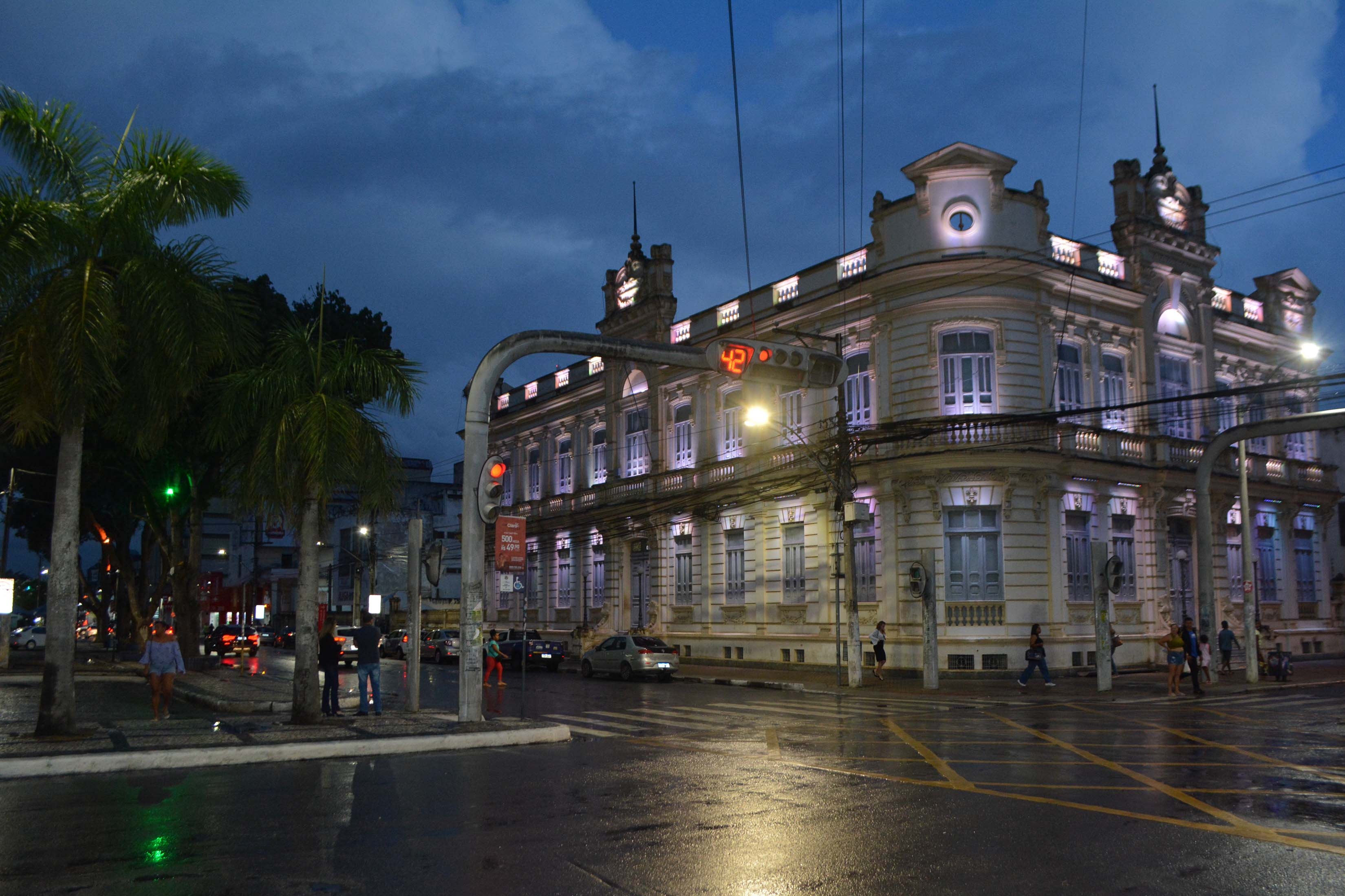 Iluminação especial realça arquitetura do Paço Municipal de Feira de Santana   