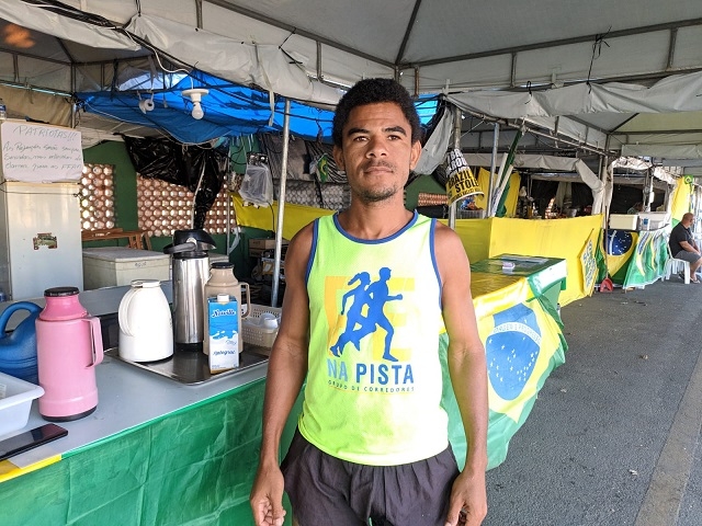 Apoiadores de Bolsonaro acampados na porta do 35º BI, em FSA, dizem ter sofrido ataque a tiros, na noite de ontem (12)