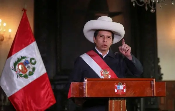 Após dissolver Congresso do Peru, presidente é destituído e preso 