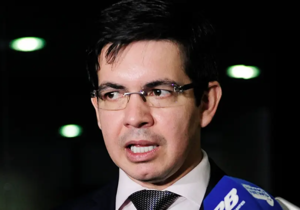 'Bolsonaro será preso, sistema de blindagem se dissolve', diz Randolfe Rodrigues