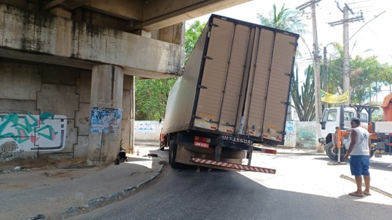 Não houve dano significativo em colisão no viaduto Georgina Erisman, diz SOMA