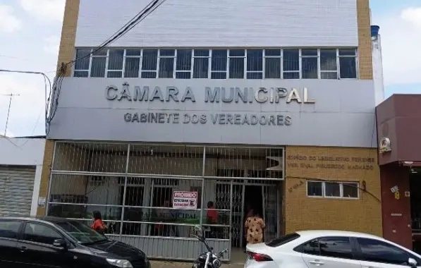 Com problemas na infraestrutura, prédio anexo da Câmara Municipal de Feira poderá ser interditado