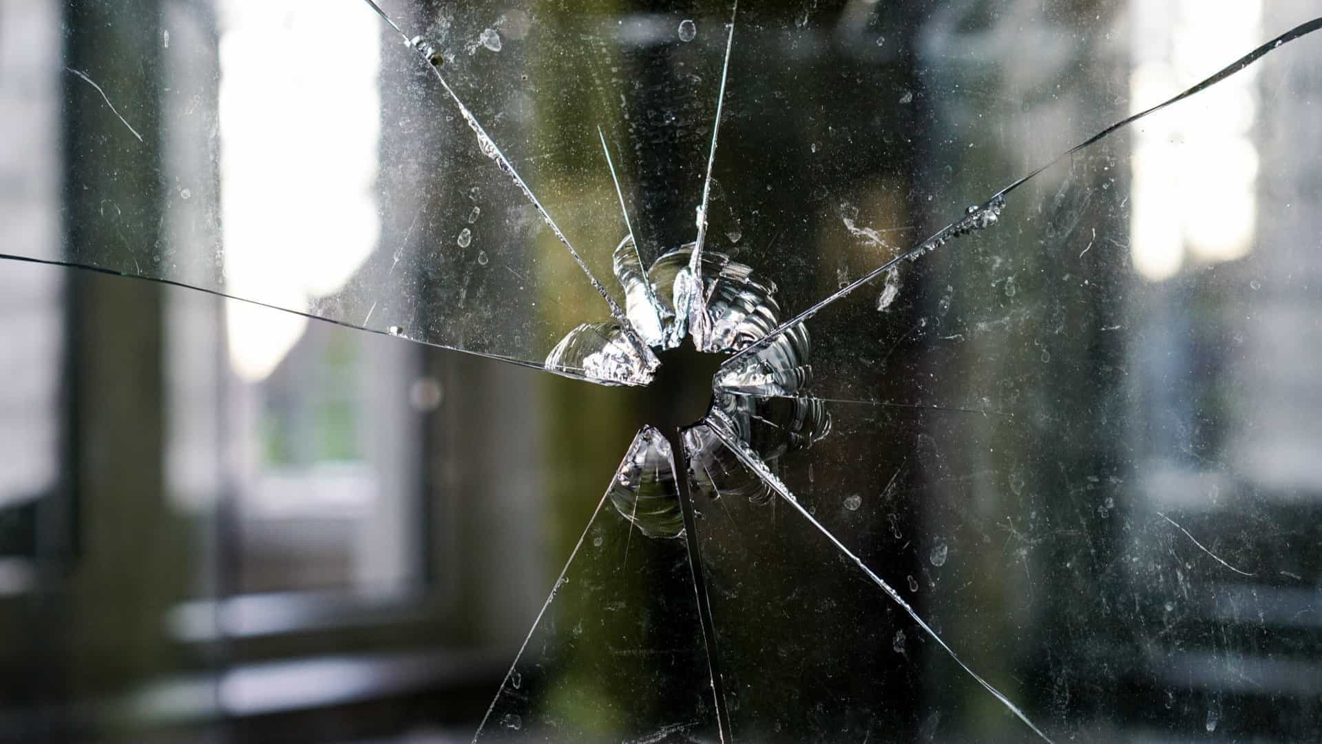 Criança de 6 anos atira em professora, dentro da sala de aula, nos EUA
