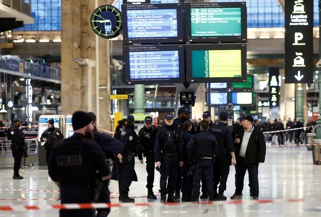 Homem esfaqueia 6 pessoas na estação de trem de Paris