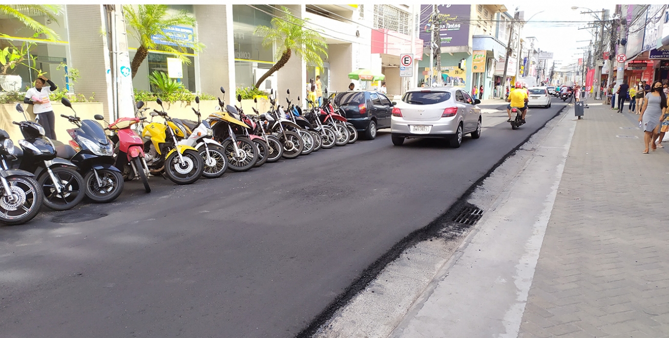 Rua Conselheiro Franco recebe recapeamento asfáltico; projeto da Prefeitura visa trocar todo o piso do centro comercial da cidade