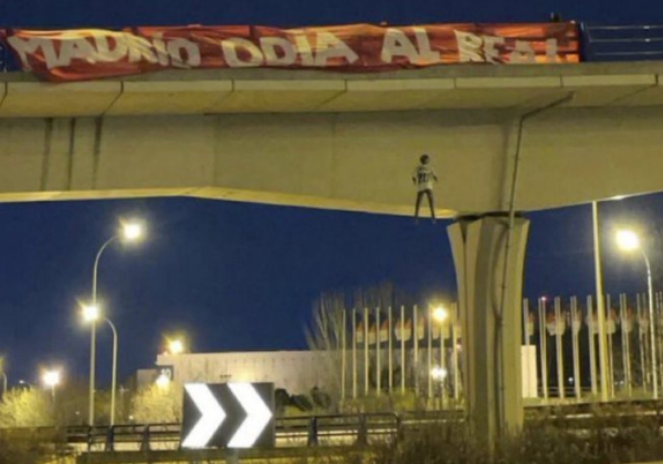 Torcida do Atlético de Madrid pendura boneco enforcado de Vinicius Júnior