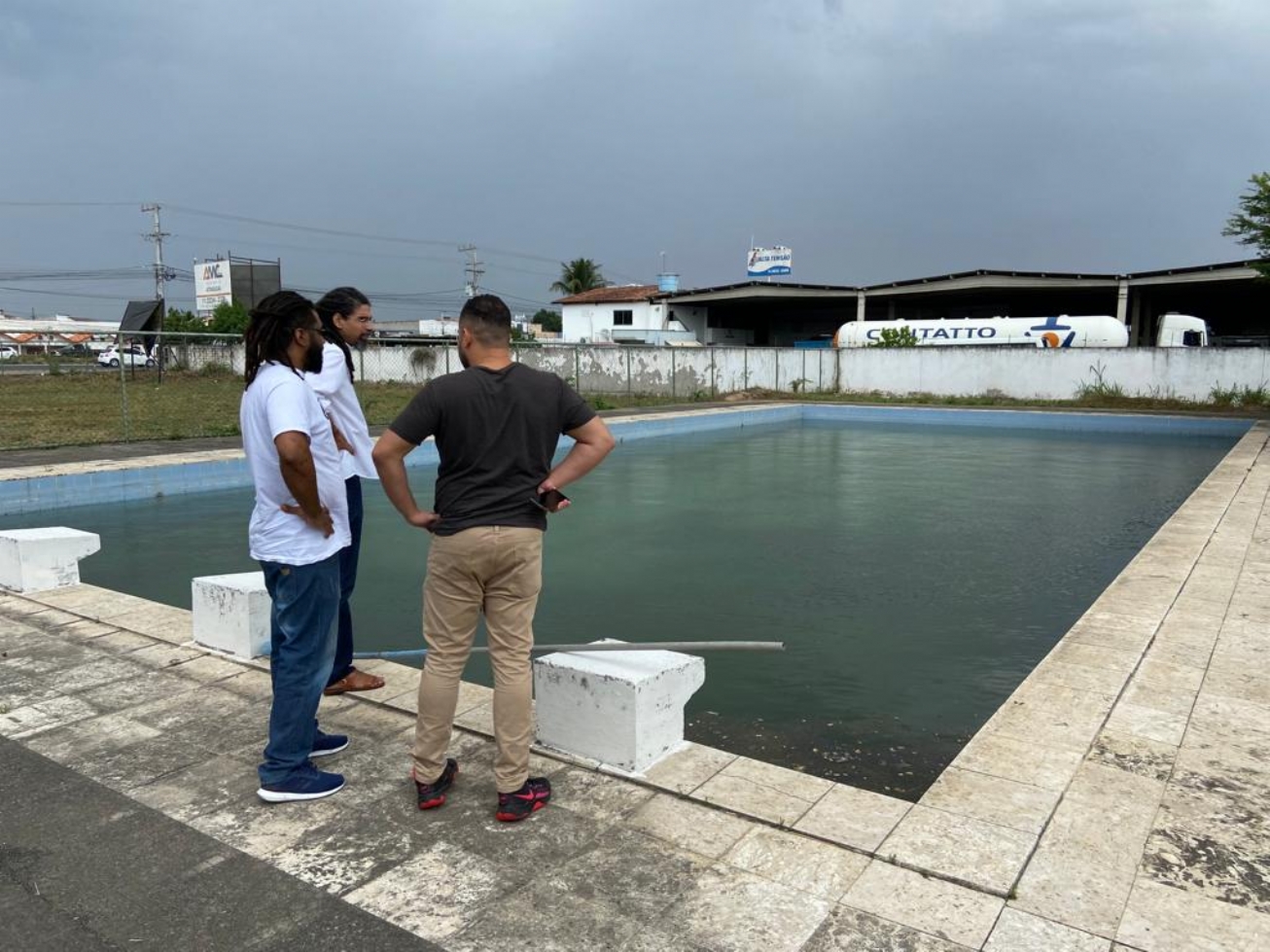 Complexo Oyama Pinto tem 'piscina imunda, vestiários destruídos e campo de futebol transformado em pasto', denuncia vereador