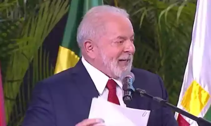 Criança interrompe fala de Lula, em Itaipu, para falar sobre queda do preço da picanha   