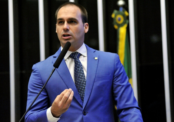 Eduardo Bolsonaro classifica escândalo das joias como 'cortina de fumaça' do PT