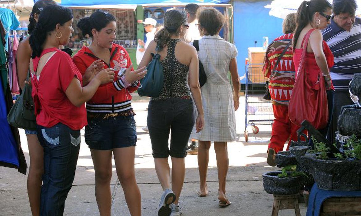 Lula anuncia PL que vai igualar salários de homens e mulheres empregados nas mesmas funções   