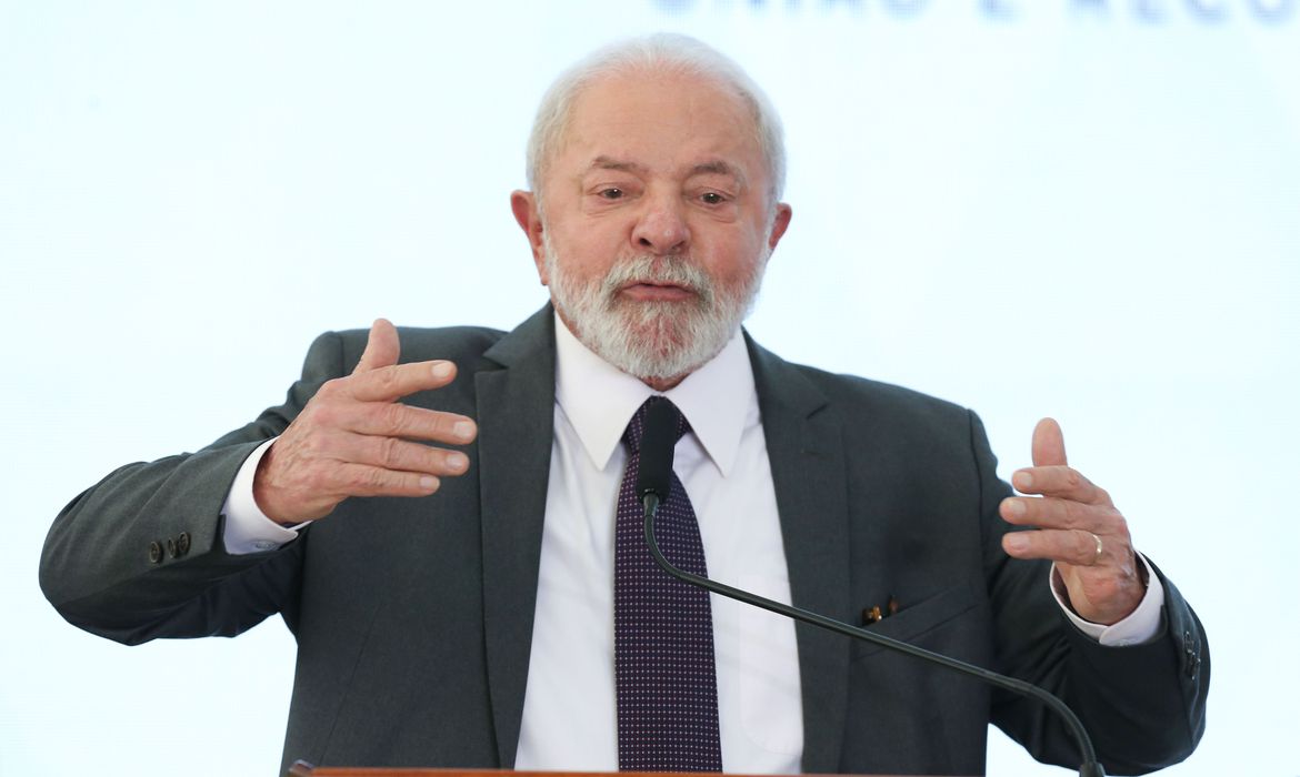Lula é diagnosticado com pneumonia leve e adia embarque à China