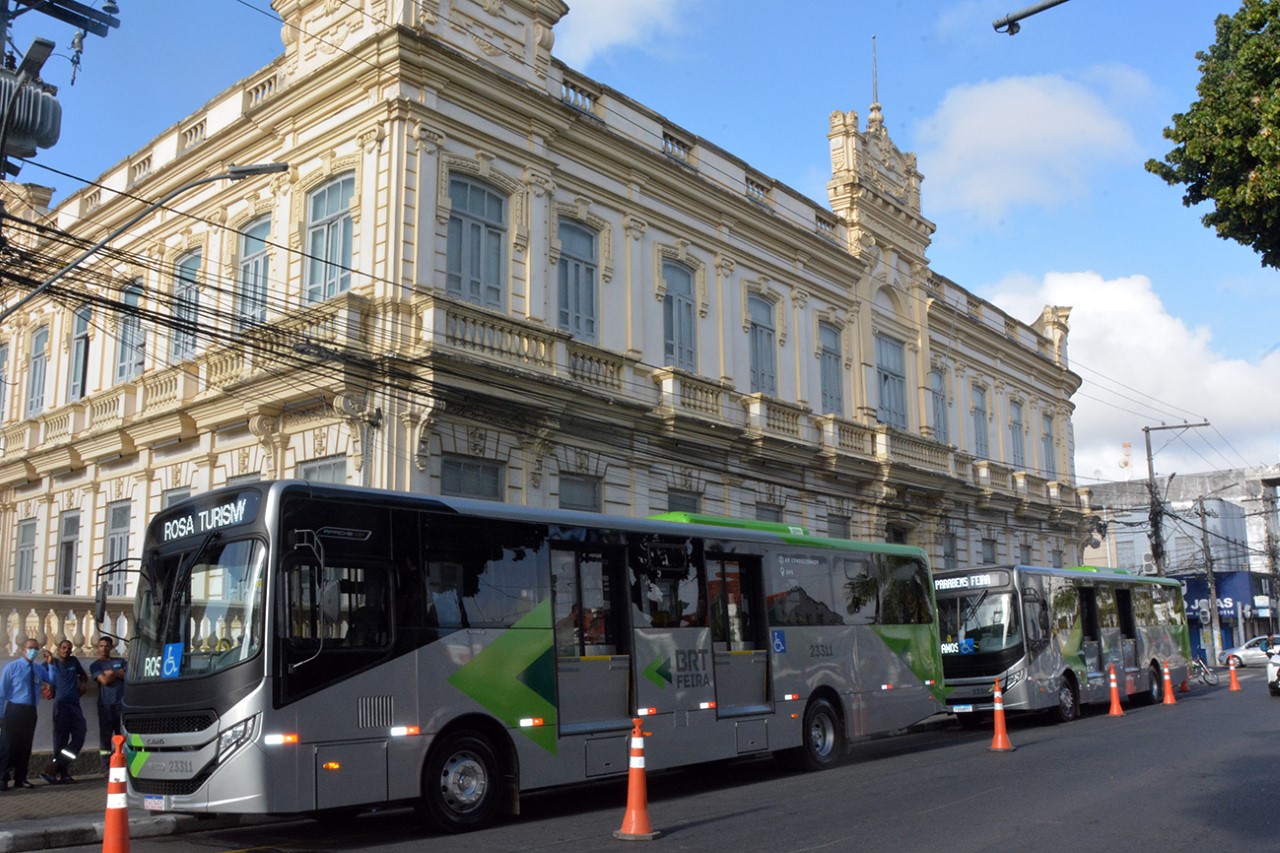 Prefeitura de Feira recebe ônibus 0 km da empresa Rosa