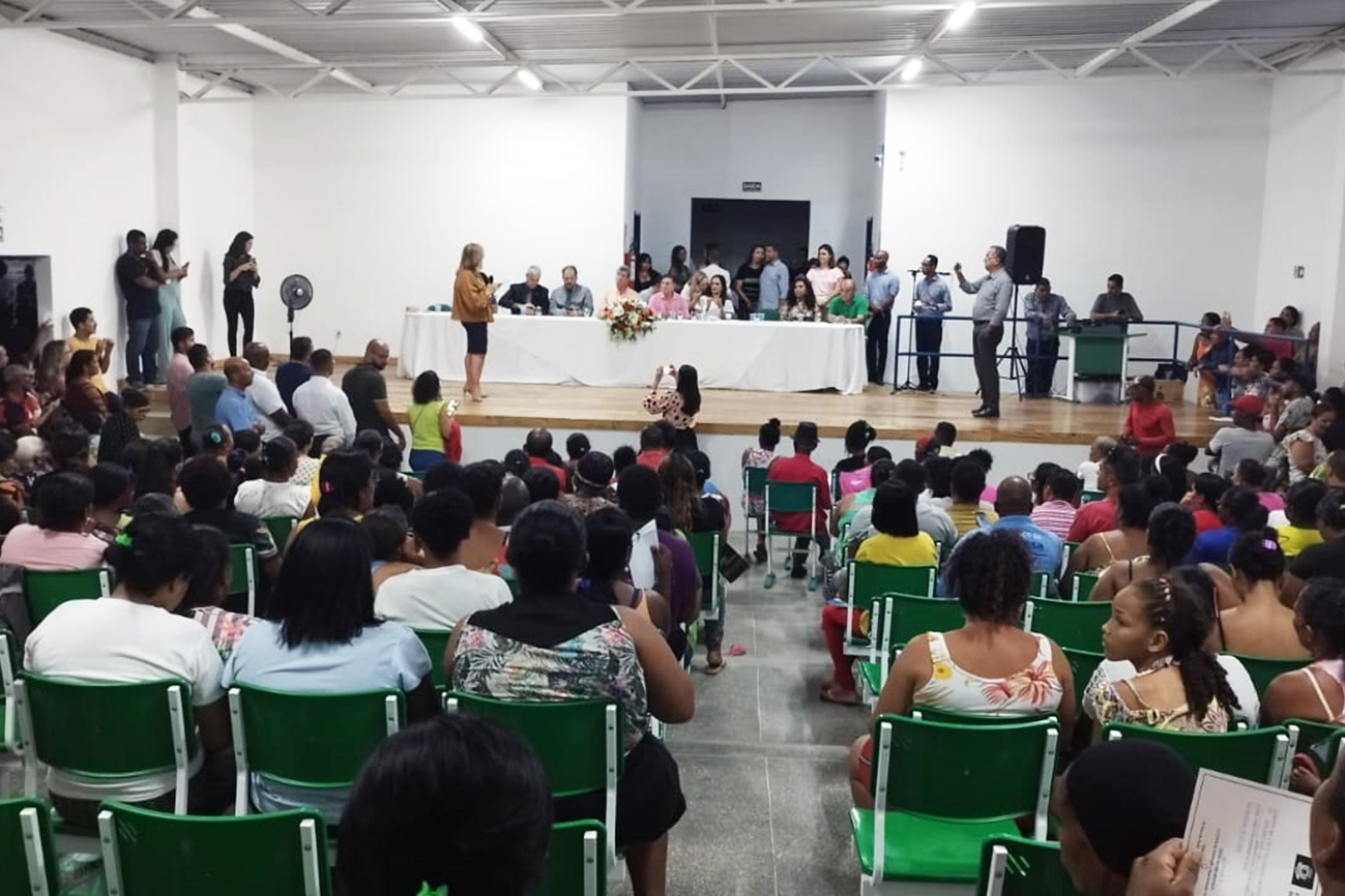 Mais 151 moradores de Feira de Santana receberam escrituras de seus imóveis, nesta terça-feira (4)