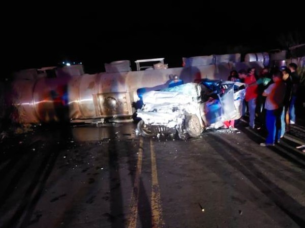 Cinco estudantes da UEFS morrem em colisão entre carro e caminhão 