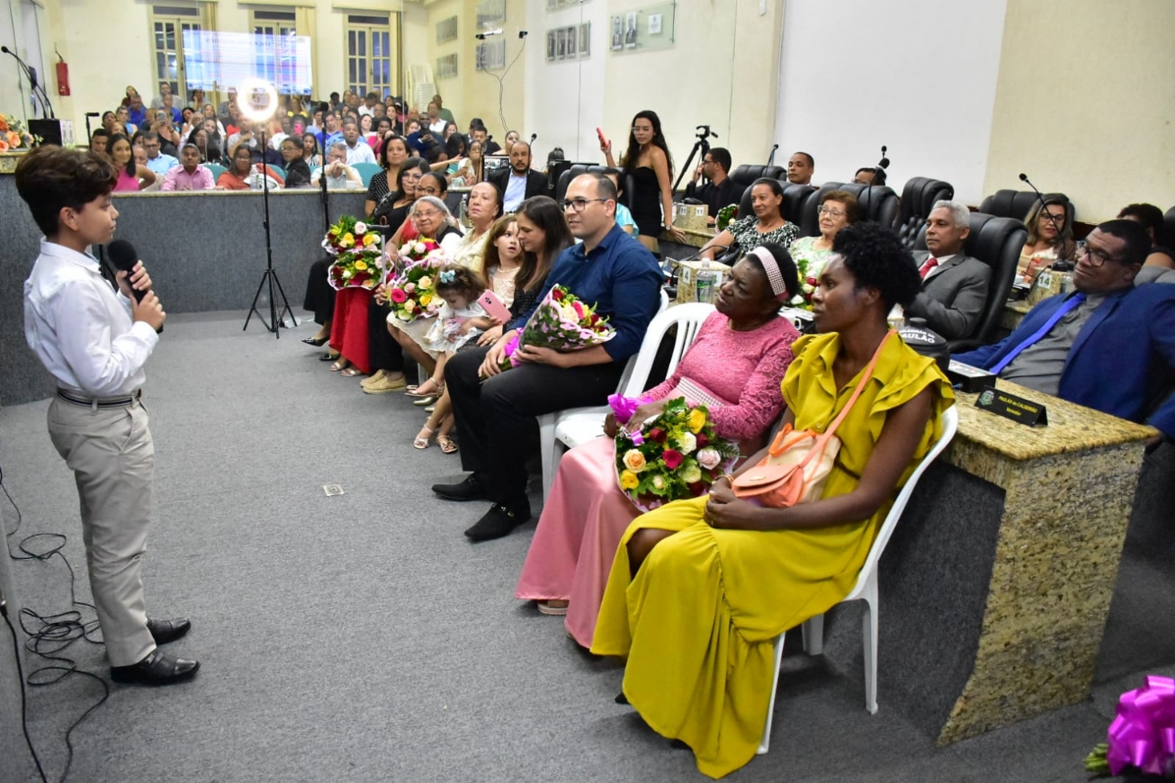 Com galeria e plenário lotados, Câmara homenageia mães feirenses, em sessão solene