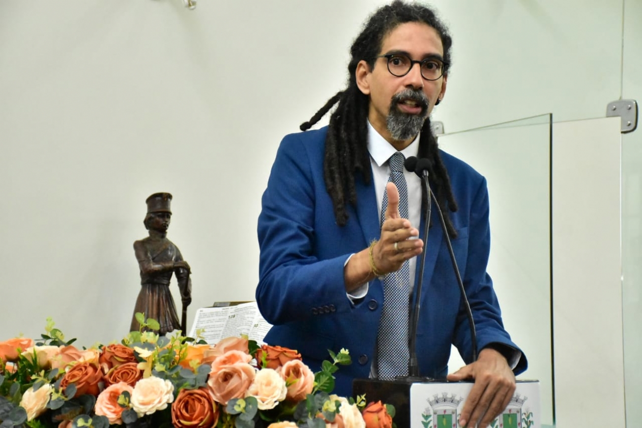 Músicos feirenses que tocaram na Micareta, há um mês, ainda não receberam cachê da Prefeitura, denuncia vereador Jhonatas
