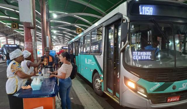 Ônibus da empresa Rosa circulam, normalmente, em FSA, nesta segunda-feira (8)