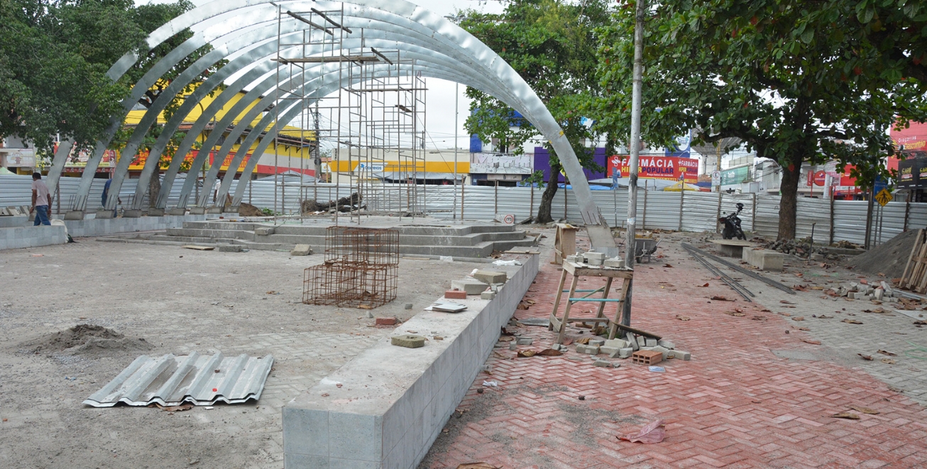 Reforma da praça do Tomba segue avançando, informa secretário do governo municipal