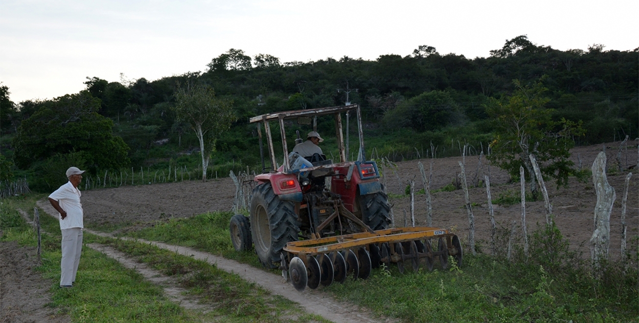 Seagri de Feira de Santana já atendeu 169 agricultores com serviço de aragem de terras