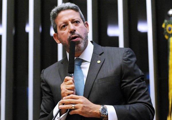 Assessor investigado por superfaturamento em compras de kits de robótica é exonerado por Lira