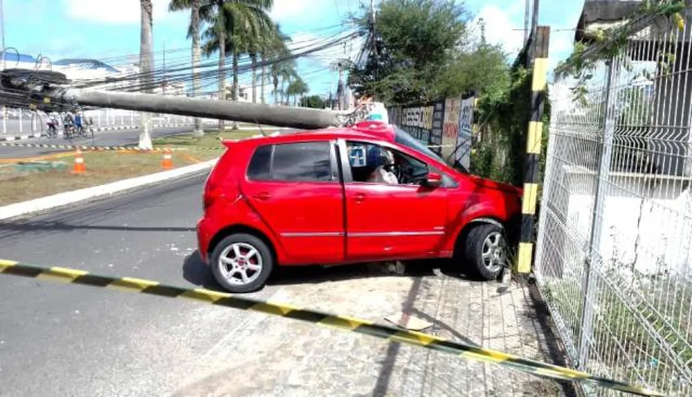 Carro bate em poste e derruba equipamento em Feira de Santana