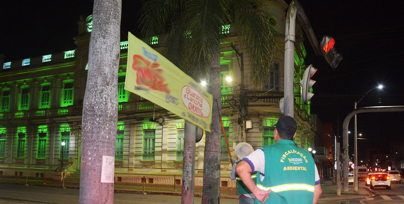 Cerca de 100 peças publicitárias são retiradas das ruas de Feira, em operação de combate à poluição visual