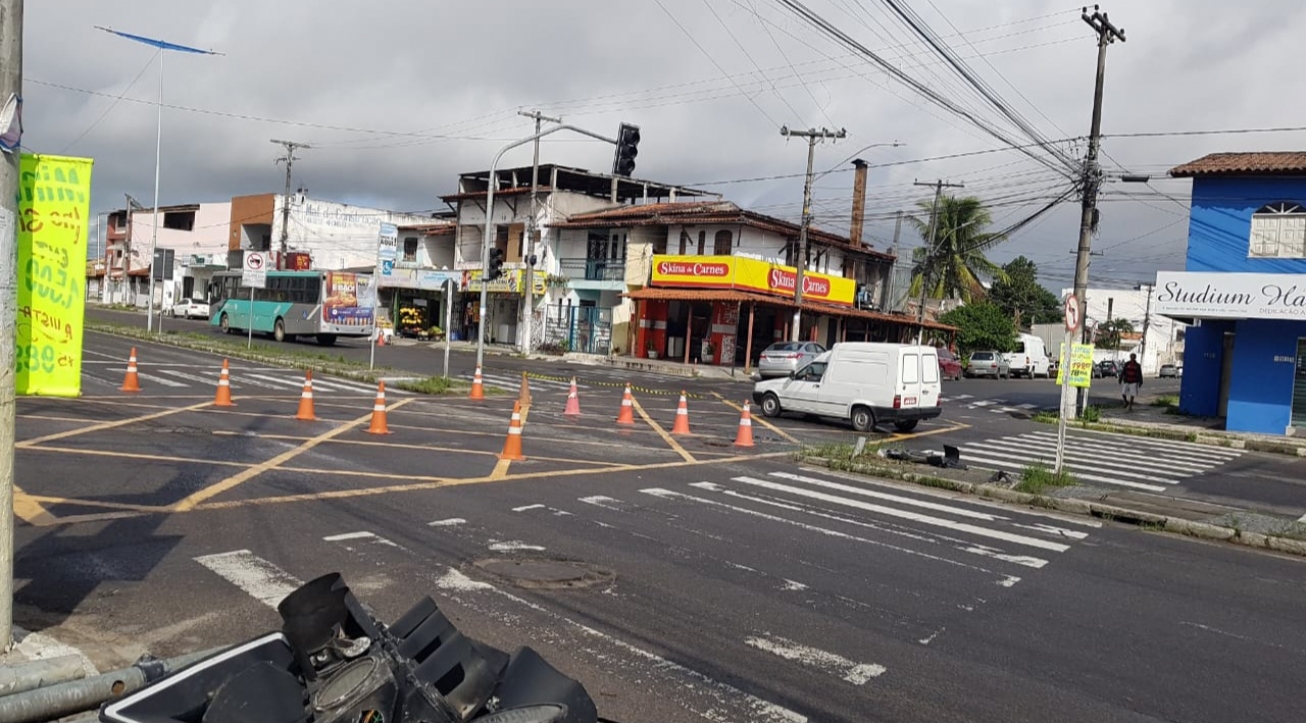 Cruzamento entre a avenida João Durval Carneiro e rua João Mangabeira interditado temporariamente