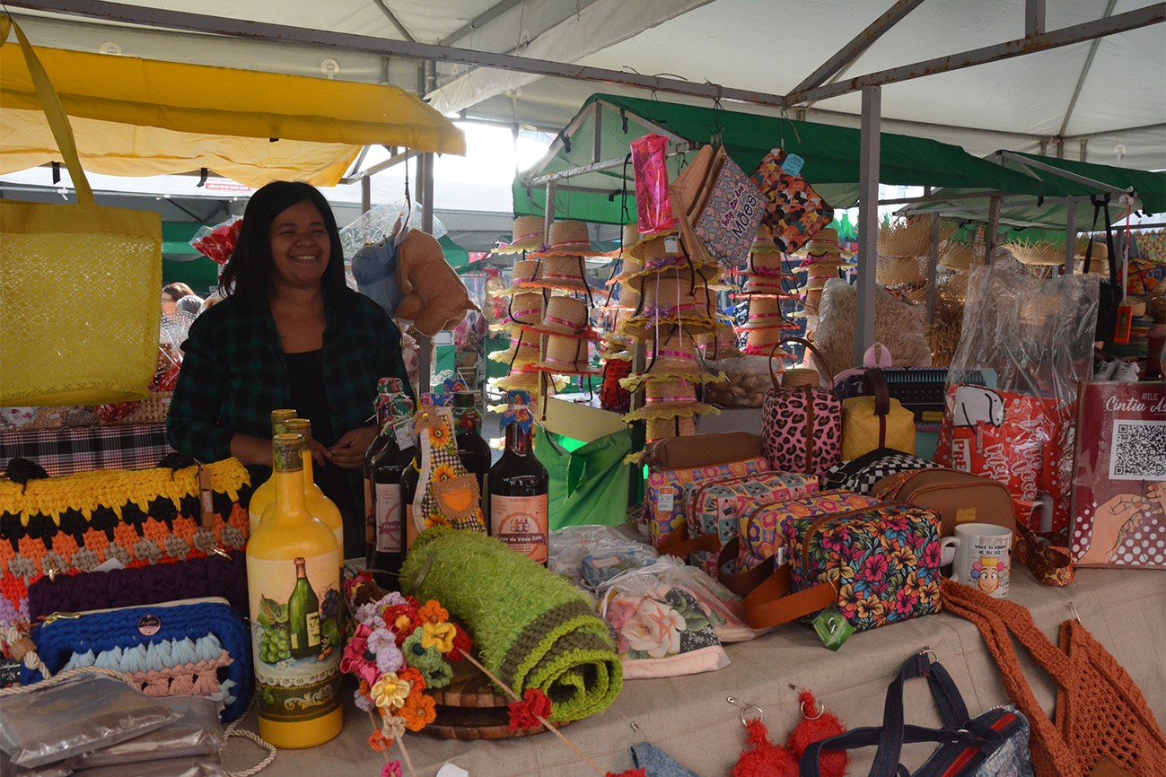 Feirinha montada em frente à Igreja dos Remédios reúne comidas típicas e produtos da época junina