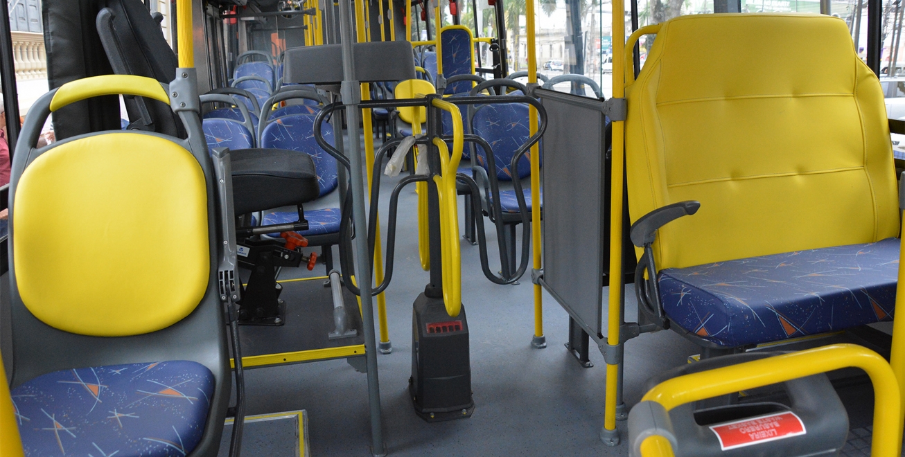 Assentos preferenciais garantem inclusão e acessibilidade em ônibus de FSA, diz Prefeitura