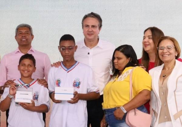 Jerônimo entrega colégio de tempo integral em Feira de Santana e adere a programas federais