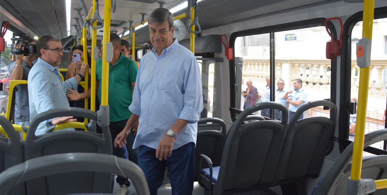 Prefeitura de Feira apresenta mais cinco ônibus 0KM com ar-condicionado