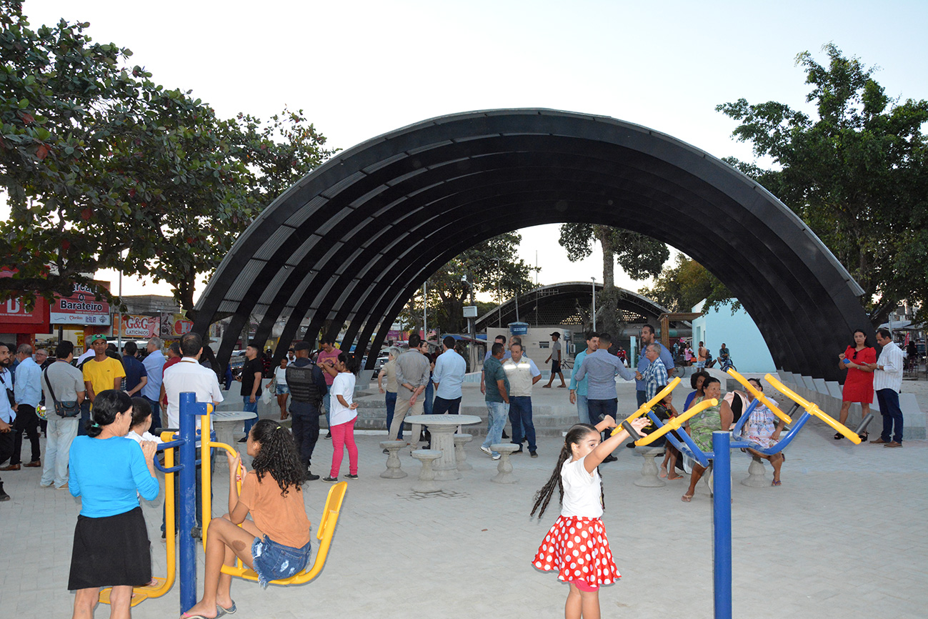 Prefeitura entrega 1ª etapa da reforma da Praça Macário Barreto e da feira livre do Tomba