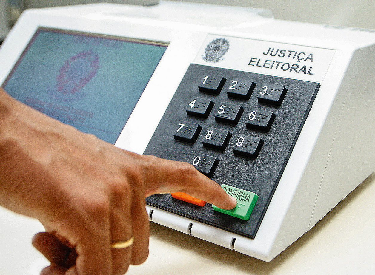 Governo se apressa para aprovar PEC que veda militares na política, antes das eleições de 2024