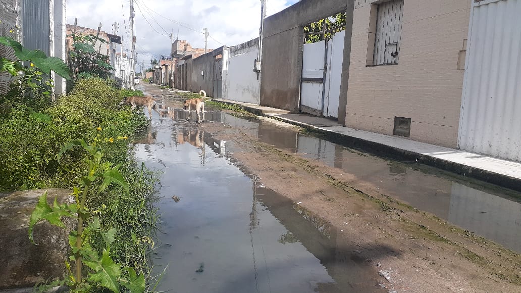 Moradores do Viveiros apelam à Embasa por reparos no esgoto da Via Pedestre